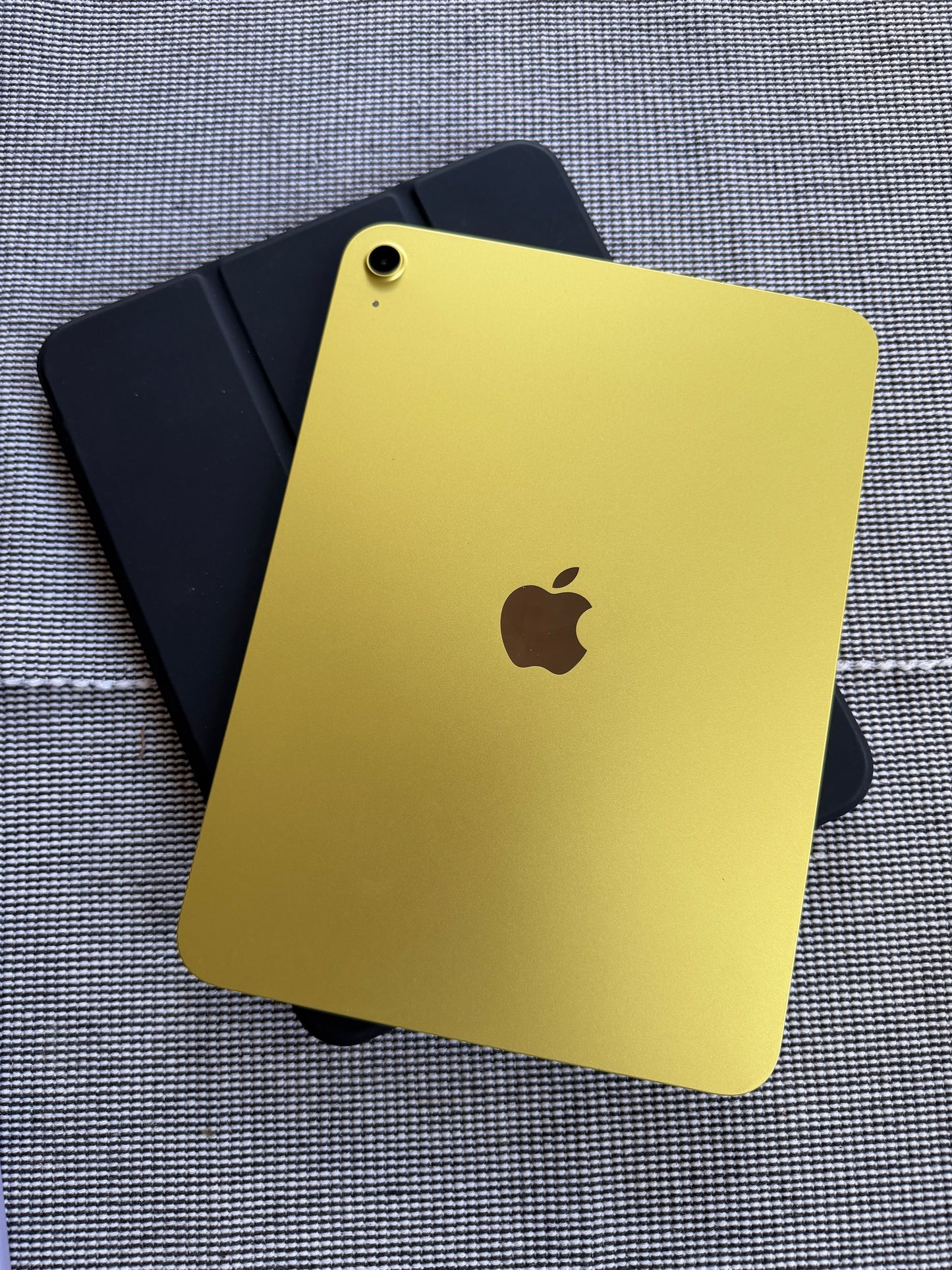 iPad A16 NUEVO - 128GB, Amarillo, con detalle.