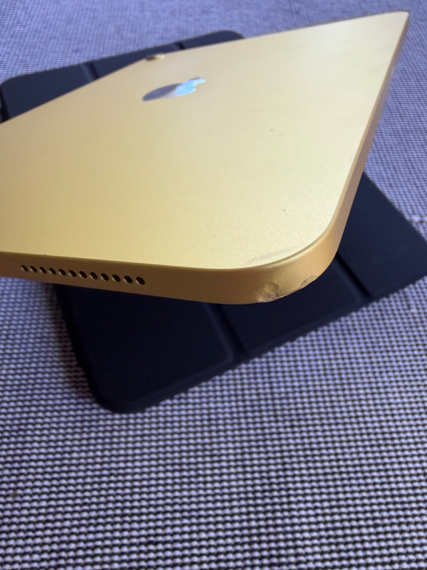 iPad A16 NUEVO - 128GB, Amarillo, con detalle.