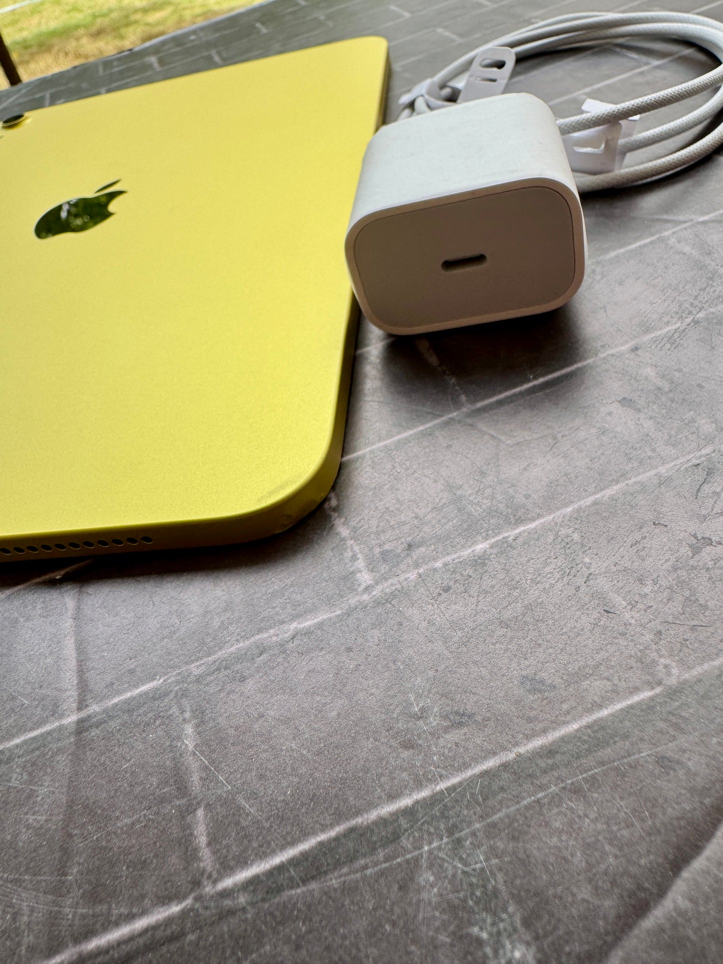 iPad A16 NUEVO - 128GB, Amarillo, con detalle.
