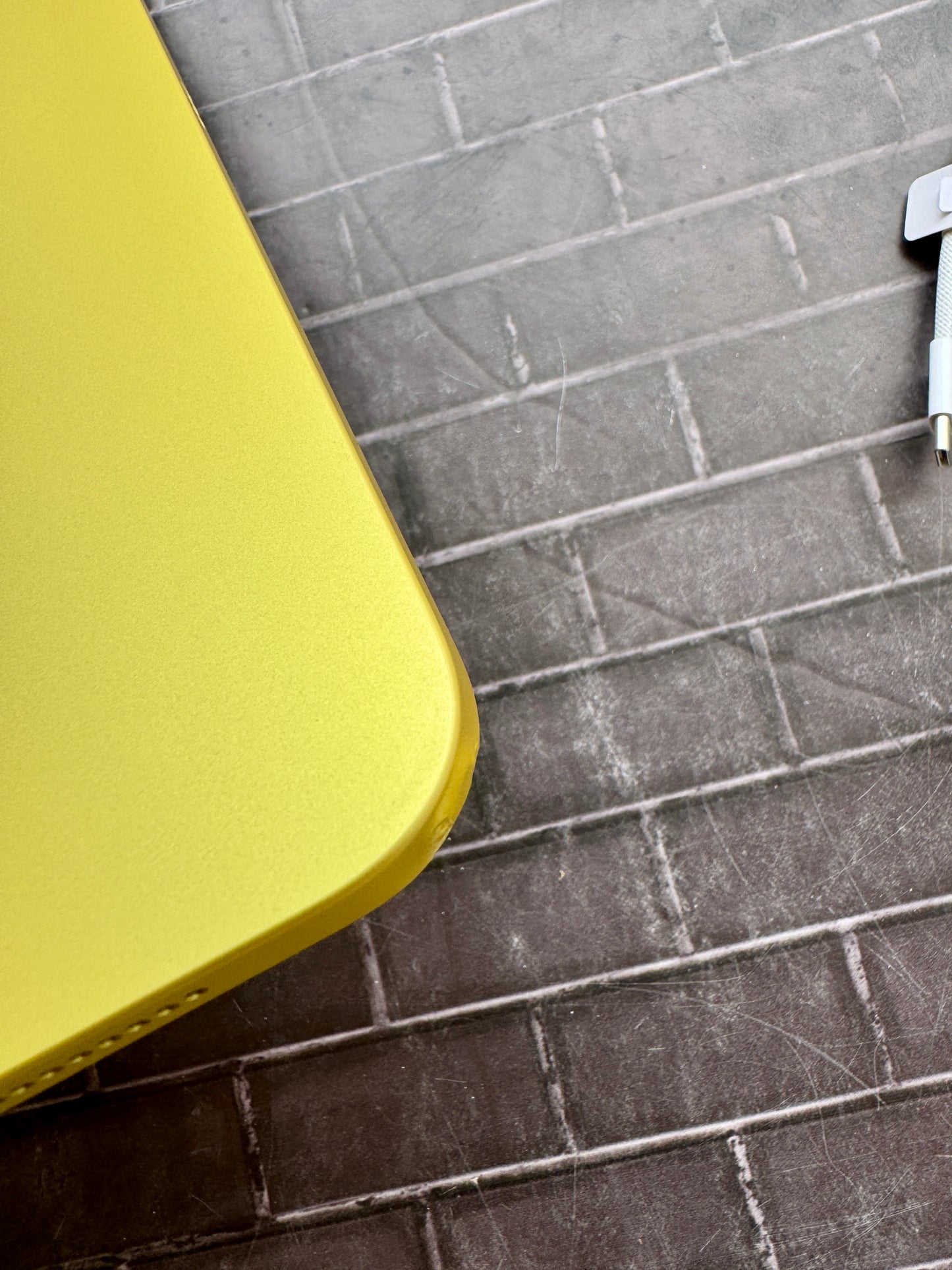 iPad A16 NUEVO - 128GB, Amarillo, con detalle.