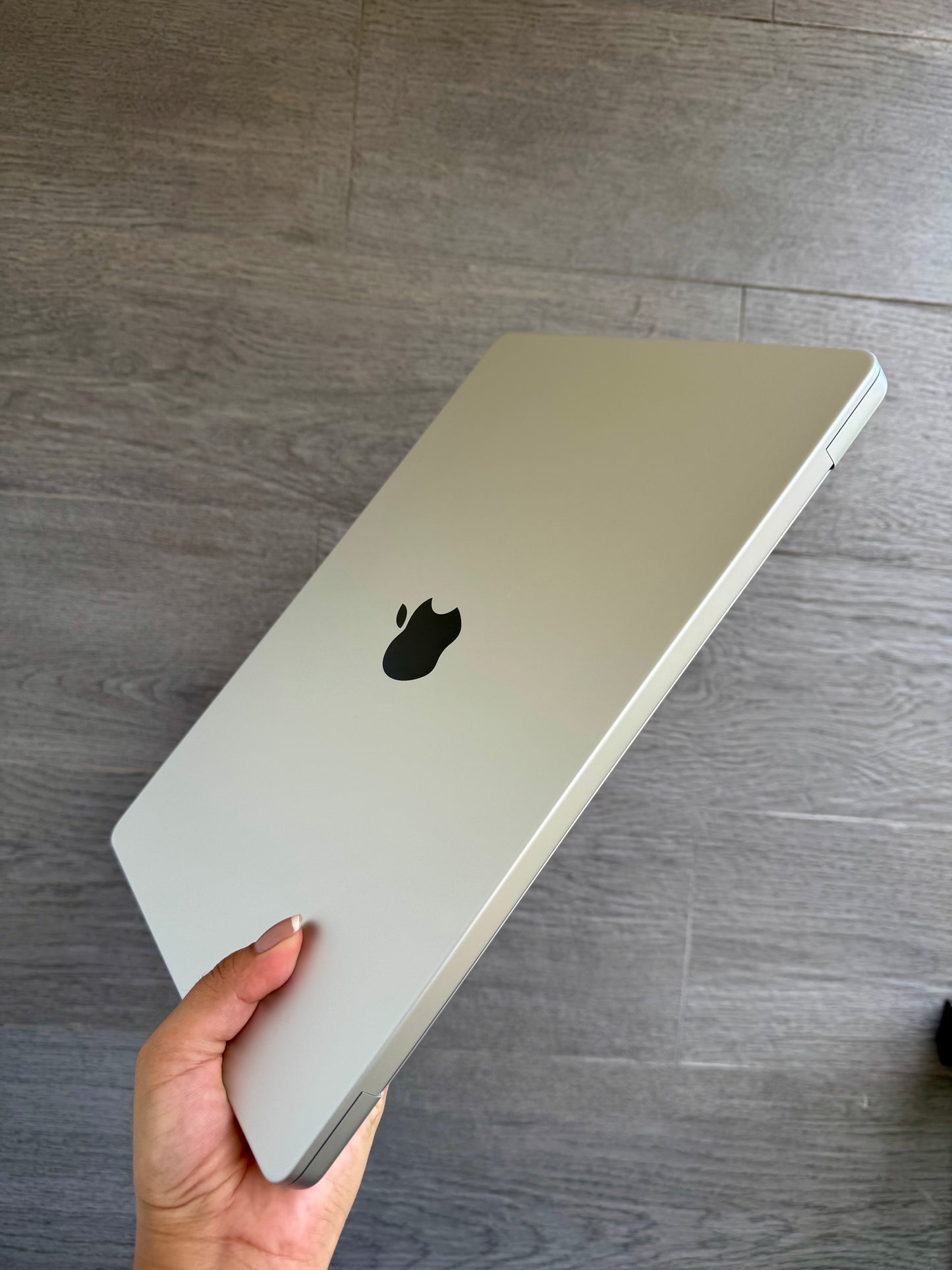 MacBook Pro M5 - 1TB, 16GB, Silver